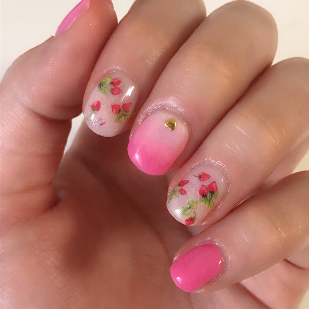 Nnaainla's tweet photo. いただいたポリッシュを使っていちごネイルをしました💅
色が可愛くて最高でした❤❤️❤️
使ったポリッシュは #nailholic @nailholic_kose さんの #pk822 #sp012 #sp031 です https://t.co/0V9IpaNvld