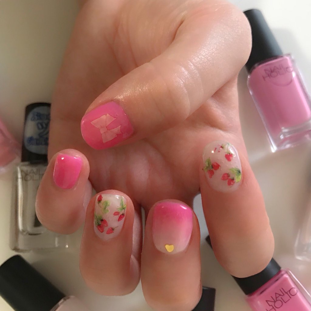 Nnaainla's tweet photo. いただいたポリッシュを使っていちごネイルをしました💅
色が可愛くて最高でした❤❤️❤️
使ったポリッシュは #nailholic @nailholic_kose さんの #pk822 #sp012 #sp031 です https://t.co/0V9IpaNvld