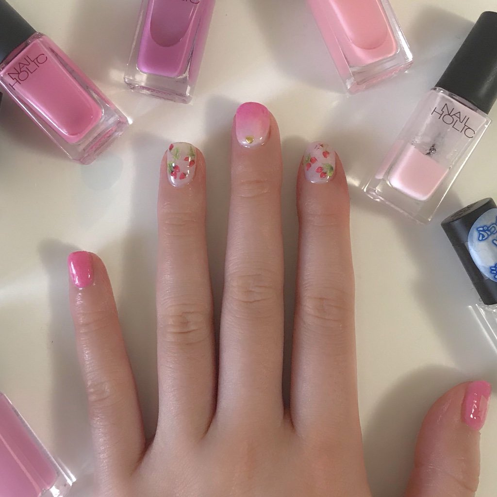 Nnaainla's tweet photo. いただいたポリッシュを使っていちごネイルをしました💅
色が可愛くて最高でした❤❤️❤️
使ったポリッシュは #nailholic @nailholic_kose さんの #pk822 #sp012 #sp031 です https://t.co/0V9IpaNvld