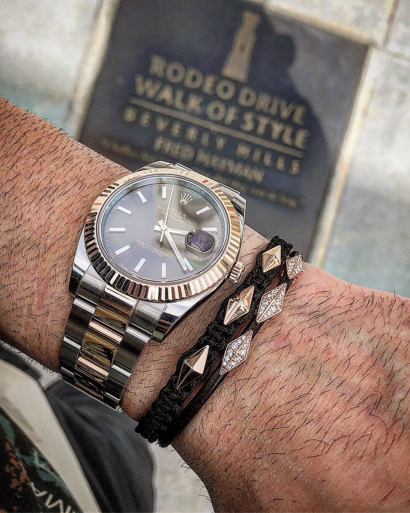 ThujaJewels's tweet photo. Walk of Style.
#ThujaJewels #Snake #SnakeCollection #IconicDiamondback #fashion #luxury #luxurious #men #mens #jewels #jewelry #bracelet #accessories #diamond #menstyle #style #stylish #styleformen #jck #JCKLasVegas https://t.co/ZfnlWZZraH