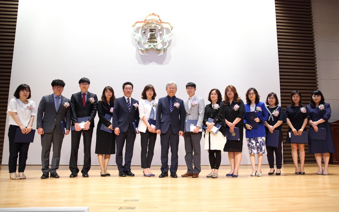 [공지] 경북대학교 개교 72주년 기념식 개최
경북대학교는 5월 28일 개교 72주년을 맞이해 경북대 글로벌플라자 2층 효석홀에서 개교 72주년 기념식을 개최했다.