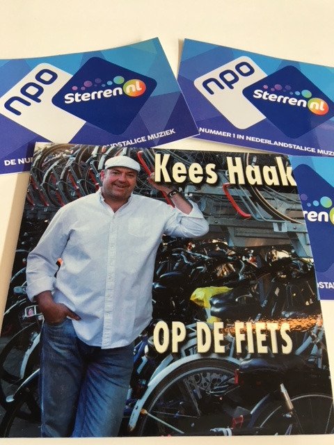 Vanmiddag in première op NPO <a href="/sterrennl/">Sterren NL</a> de nieuwe single van Kees Haak! Uit Je Dak Of In De Prullenbak? nposterren.nl in de Jan Paparazzi Show!