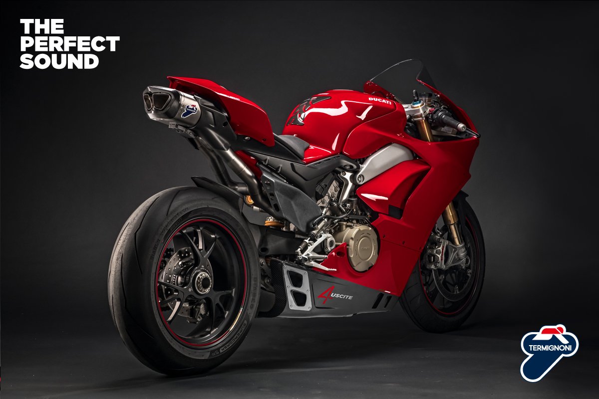Termignoni_spa's tweet image. 4USCITE Racing Kit for Ducati Panigale V4 includes all the chassis parts in carbon fibre: two lateral half fairings, two appendages – right and left – of the under-tail tip, lateral right-hand heat shield, under-tank protection and the mudguard/chain cover bit.ly/Termignoni4usc…