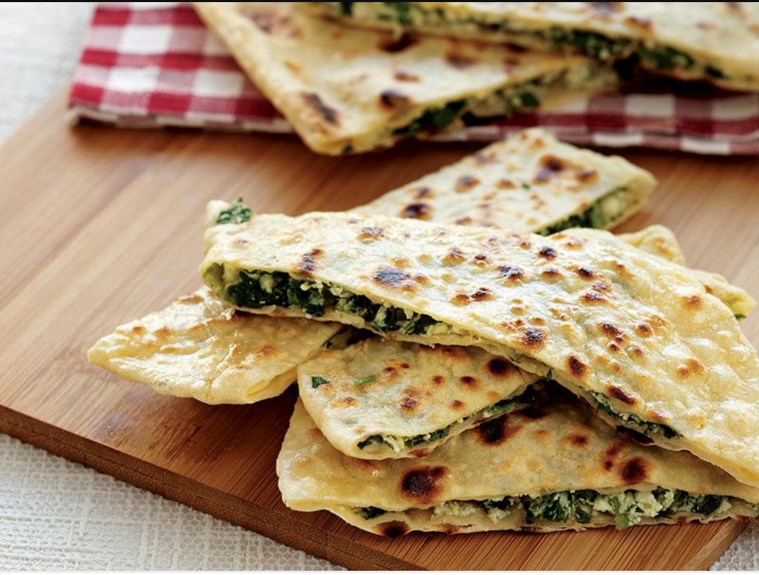 Melike_Askk's tweet photo. A.S vrijdag 1 juni 
Weer een bestelling  
Onderste gerechten worden dan gemaakt,

Heerlijke Pogaca en platte broodjes

Gözleme, feta kaas met spinazie vulling 
 Pogaca, oosters gekruide aardappel  vulling
Pogaca, feta kaas met peterselie vulling 
Pogaca, met gehakt vulling https://t.co/UHcp24vrys