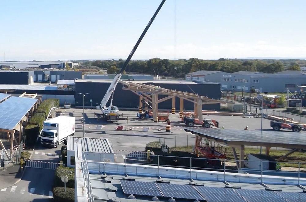 Fred_Mills's tweet photo. This car park has been turned into a solar power plant capable of powering 5,600 homes: https://t.co/cWv68spLS1 #construction #innovation https://t.co/Wbsb21QoBd