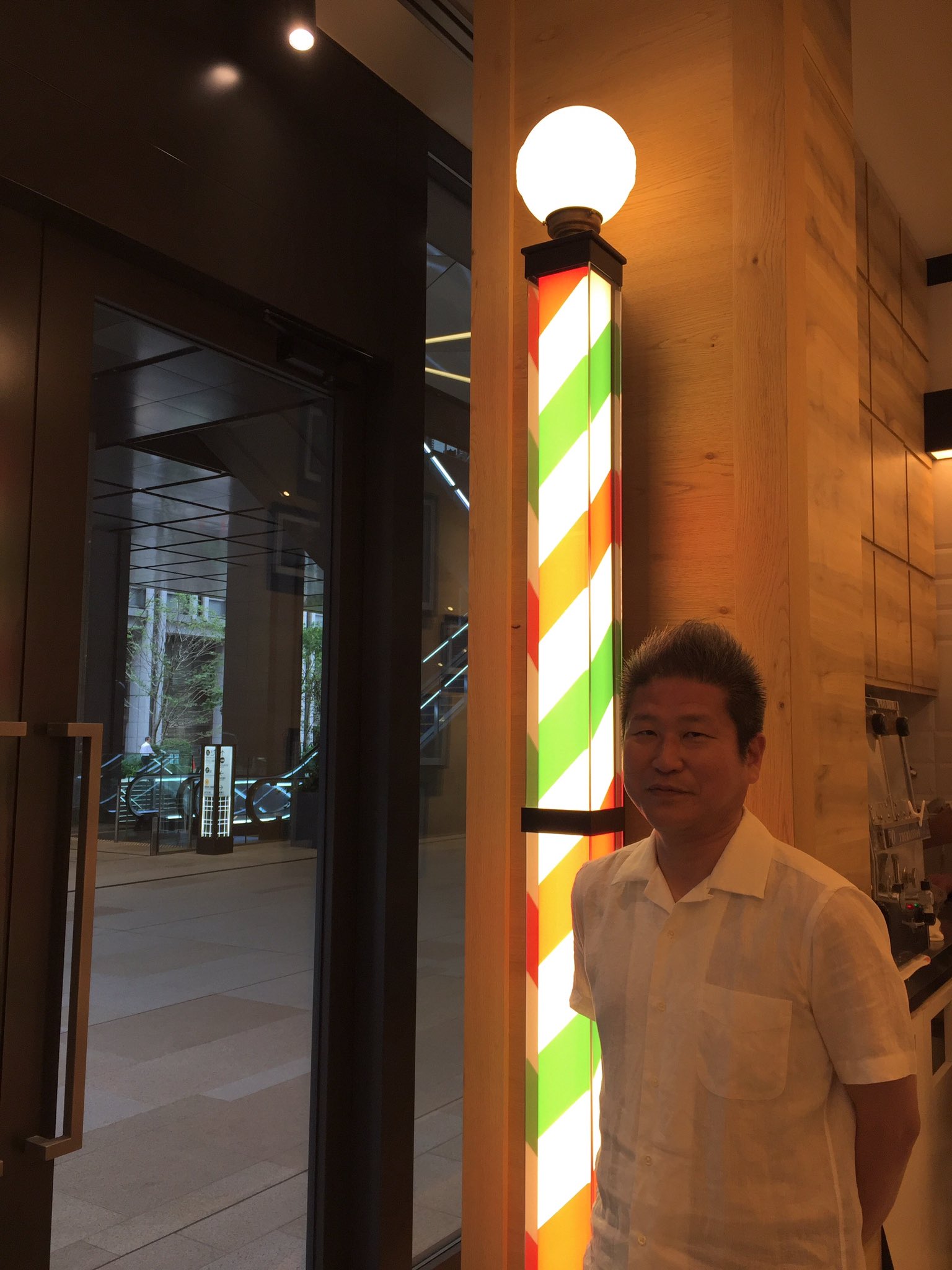 群像 キリの理容室 について日経新聞の取材を受けた上野歩さん 取材場所の近くに とてもお洒落な理容室を発見 緑とオレンジのサインポールの前で 新聞用の写真を撮影させていただきました ヘアーサロン銀座マツナガエドグラン店 さん お忙しい中 群像 キリの理容室 について日経新聞の取材を受けた上野歩さん 取材場所の近くに とてもお洒落な理容室を発見 緑とオレンジのサインポールの前で 新聞用の写真を撮影させていただきました ヘアーサロン銀座マツナガエドグラン店 さん お忙しい中