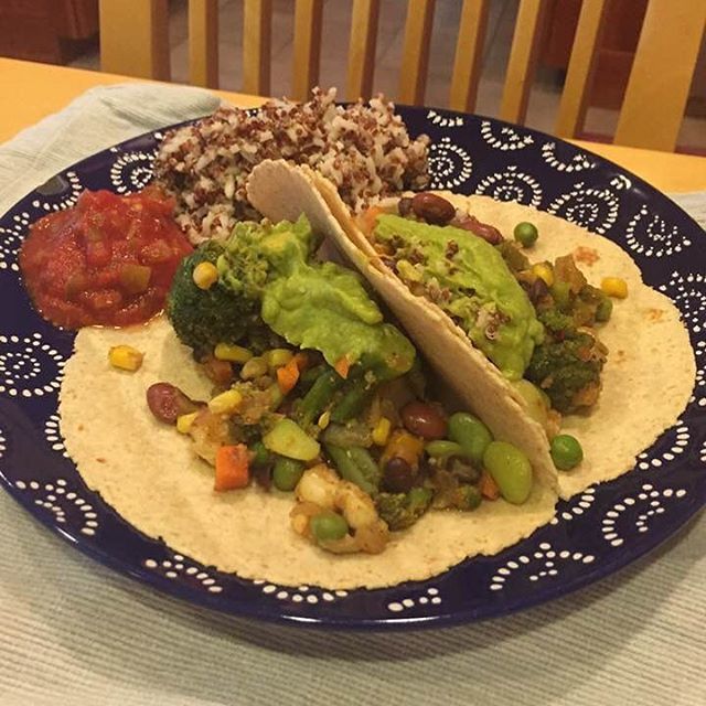 gofitguide_hope's tweet photo. Dinner recipe on my blog https://t.co/vNIVaoNYLK ๐ #tacotuesday #blackbeantacos #plantbased #whatveganseat #veganweightloss #veganweightlossjourney #blogger #recipeblogger #weightlossblogger #175poundslost #halfmysize https://t.co/GzvcTWWCml https://t.co/YlJPZsqN0b
