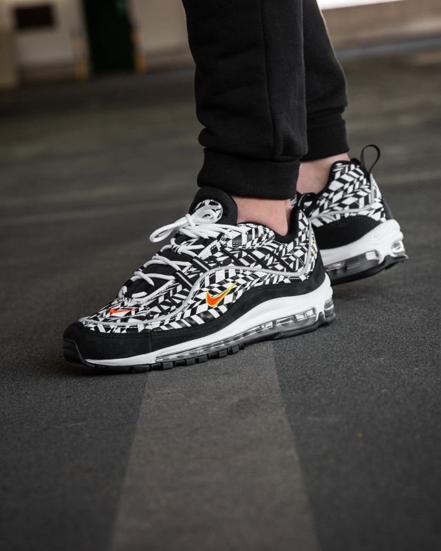 EbonyDommeCC's tweet photo. I want these today! Β£150 you go to the top of my list as sub of day - please me loser I know youβre aching to #findom #trainerbitch #nikefetish #footfetish #paypig #moneyslave #cashslut https://t.co/auhAoSpkkJ