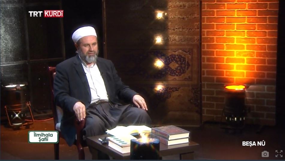 TRTKurdiTV's tweet photo. Muderis Seydayê Abdulkuddüs Yalçın derheqê fiqha Îmam Şafiî de agahiyan parve bike. Bernameya #ÎlmihalaŞafiî (Şafii İlmihali) di Meha Remezanê de her roj di saet 12:45an de ji stûdyoyên #TRT Diyarbekirê tê ser ekrana @TRTKurdiTV ’yê. 

Seyda îro dê li ser nimêjê agahiyan bide. https://t.co/z5oPxsavDq
