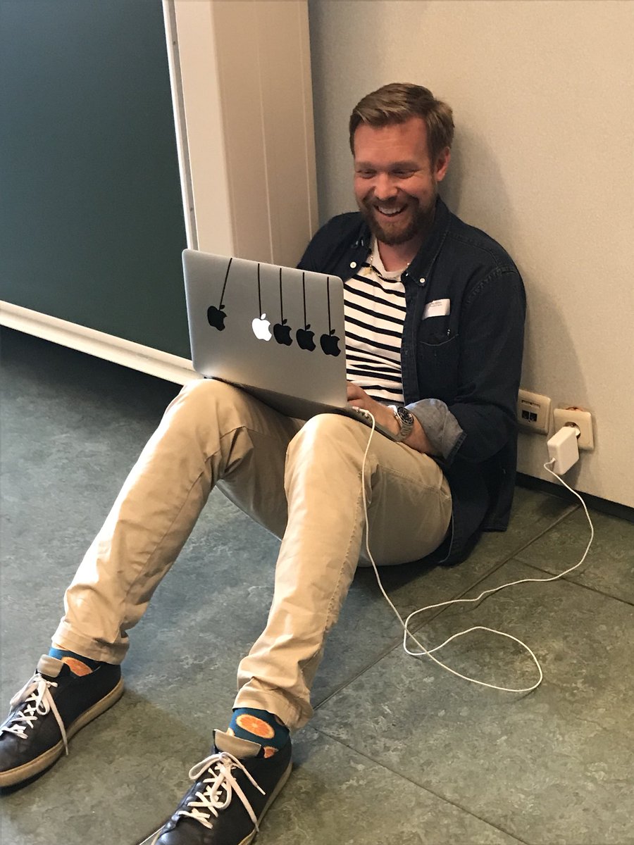 ragnimac's tweet photo. Teamet fra @uiagder (@walterwehus & @ThygesenElin) lader opp mellom slagene under #InForCare-samling i @stadAalst. https://t.co/TbvK5SxfCP