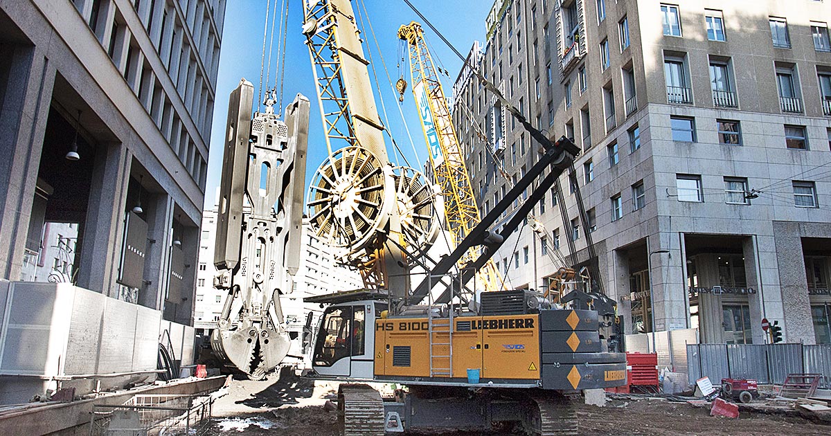 Bauforum24's tweet photo. Schlitzwandarbeiten für neue #Metro-Linie in #Mailand mit dem neuen #Liebherr Paket aus #Seilbagger und Schlitzwandgreifer. So laufen die Arbeiten mit dem HS 8100 HD & Greifer ➡️ https://t.co/31qbmrNQqc
#baumaschinen #bagger #baustelle #constructionsite #constructionequipment https://t.co/Wj08sHt5Wo