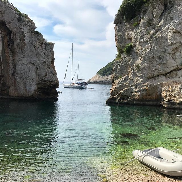 5sails's tweet photo. Stiniva Bay 🏊🏻‍♂️✨
#croatiasailing #5sailsonthego #5sailsgoestocroatia #croatia ———-
#яхтинг#отдыхнаяхте  #арендаяхты  #sailing #sailboat #elamus 
#purjekas #seiklus #emotsioonid #adrenaliin #stiilnepuhkus #хорватия  #yachtlife #saillife #purjeta… https://t.co/QxdykAEuE3 https://t.co/XcPJzWl0RC