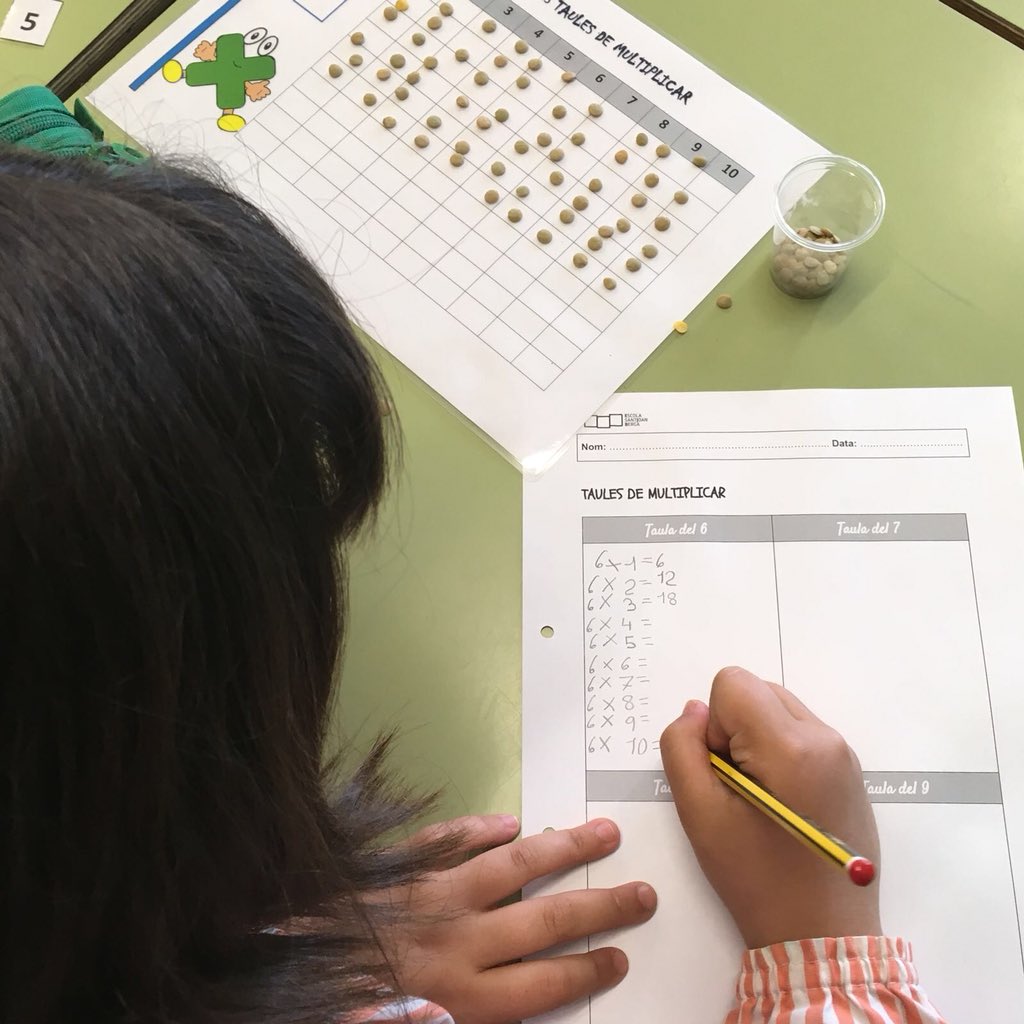 escolasantjoan's tweet photo. Treballem les taules de multiplicar #mates #taules #multiplicacions #calculem #manipulem #juguem #taulamontessori https://t.co/rleNE0MZKM