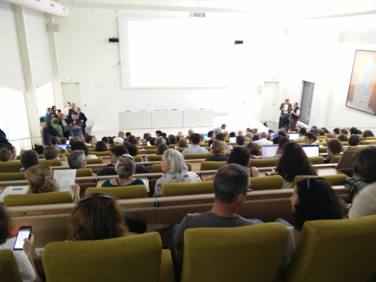 sophieallain25's tweet photo. Conférence à la #MSHE @acbesancon, l'#innovation sur le thème de “la coopération au service de la réussite des élèves”. @FrancoisTaddei @ecoledufutur #jinnovbesancon2018 présentation d'exemples de #coopération comme les @savantures https://t.co/LRB75pTvTL