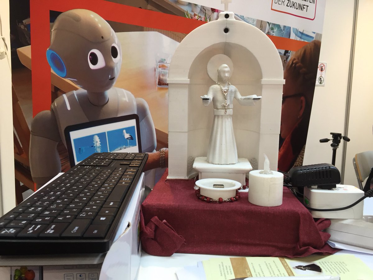 ElsbethBraeuer's tweet photo. Skurriles auf dem Deutschen #Seniorentag: Roboter Santo aus Peru soll einsamen älteren Menschen beim Beten helfen. https://t.co/Keyov3YIsy