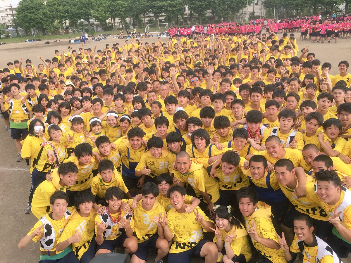 ko_ya1128's tweet photo. 高校生活最後の体育祭で黄団の団長を任せてもらえてほんとに幸せでした！
優勝は出来なかったけどダンスもみんなで楽しめたと思う😀
せいぞうととわと一緒に団長やれてほんとに良かった！最高の思い出になりました！
黄団のみんな。頼りない団長だったけど最後まで本当にありがとう！
黄団大好きだ～👊 https://t.co/ZaBk7S4XXB