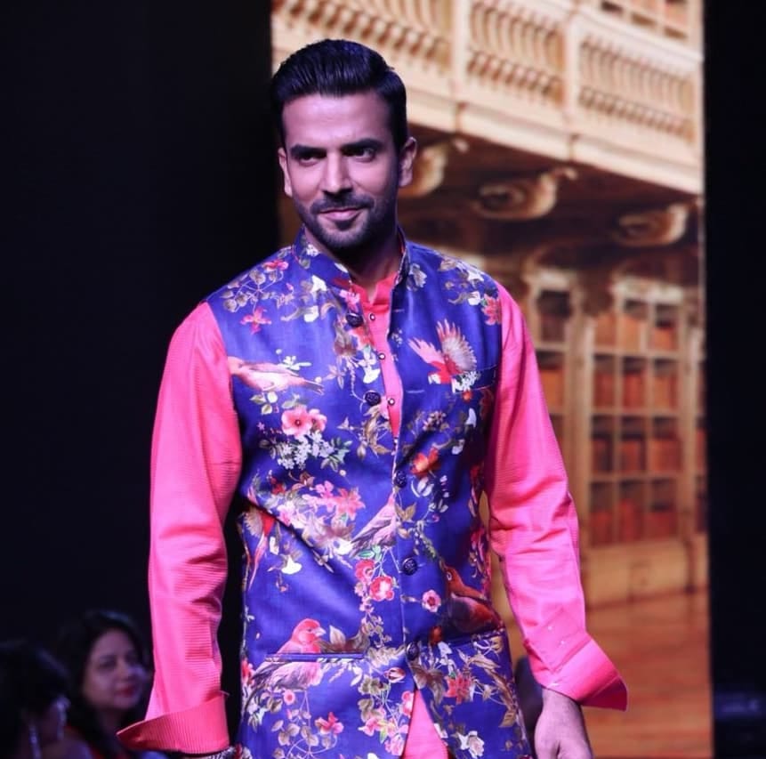 ManitJoura's tweet photo. Thanks @pankysoni93 (#PSDesignStudio) for designing such amazing outfits. Wishing you to touch greater heights. It was pleasure to have walked on a runway wearing your creativity. Cheers🤗 https://t.co/BJEpPfpiSe