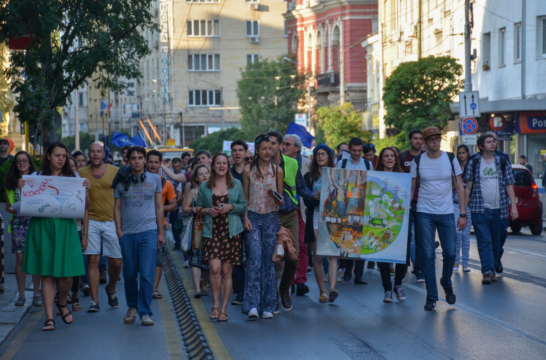 zerowasteeurope's tweet photo. Hundreds marched from Sofia City Hall to @EU_Commission's Representation headquarters, to protest against the new incinerator.
#DontBurnRecycle #Incineration #NoIncineration #Recycle #NewsWaste #SofiaMunicipality https://t.co/U9dhI0WvxP https://t.co/KC2qKFwK6w
