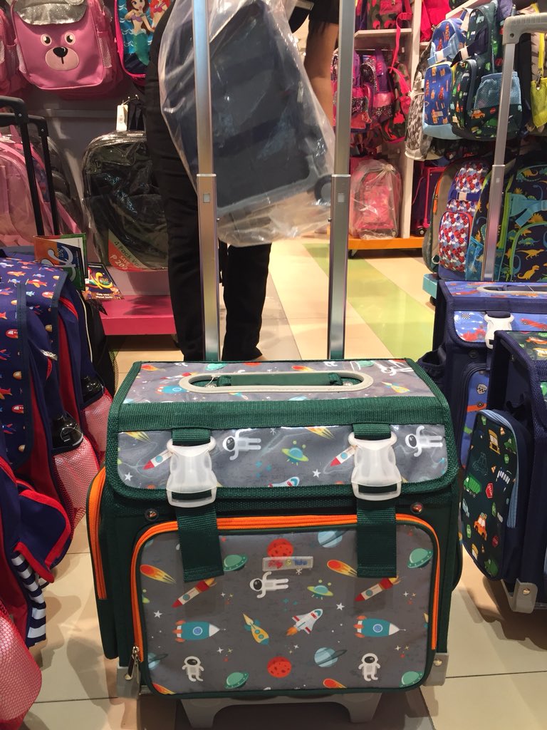 deannerocks's tweet photo. Yung pinapaki kang girl scout, kaya 2 weeks bago ng pasukan, kumpleto na gamit ng anak mo. Pero dues mo sa kuryente, mortgage, at insurance this month nagsasabay. #pacingplease #isaisalang https://t.co/MO9iPR5haL
