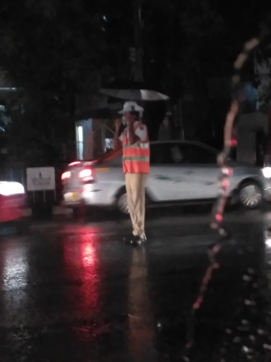 anil3410's tweet photo. Kudos to the traffic team of Indiranagar controlling the crazy traffic of 100 ft road on a rainy night @icindngr @Halasoortraffic @DCPTrEastBCP https://t.co/kC8fuy82ai