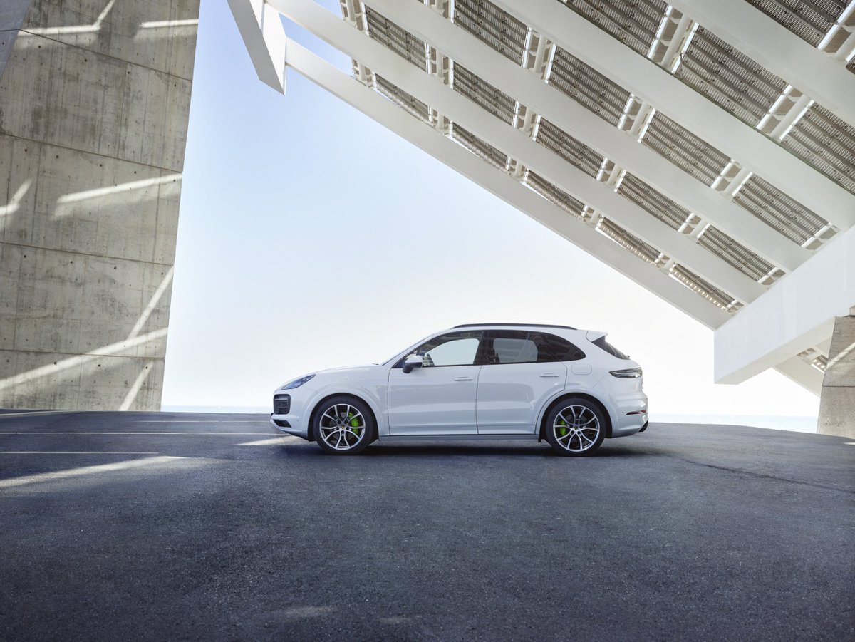 nowoscimoto's tweet photo. Nowe Cayenne teraz dostępne jako hybryda plug-in 🤤🤤
Trochę nowości na temat Porsche Cayenne sprawdź tutaj ➡️ https://t.co/KXWeXqtvFQ ⬅️
#motoryzacja #samochody #poland #auta #auto #pojazdy #samochód #motopasja #polska #nowypost #jazda #polishdriver #kierowca https://t.co/avgfG0W1yI