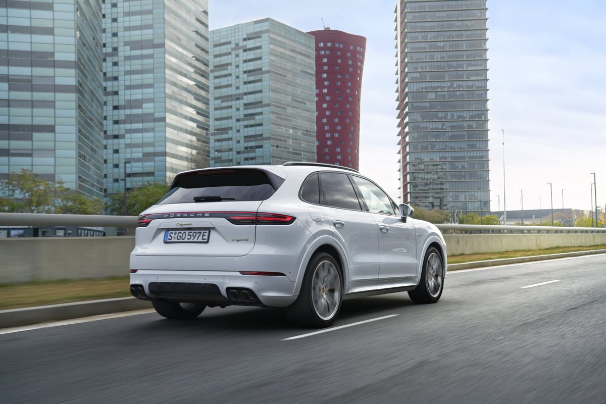 nowoscimoto's tweet photo. Nowe Cayenne teraz dostępne jako hybryda plug-in 🤤🤤
Trochę nowości na temat Porsche Cayenne sprawdź tutaj ➡️ https://t.co/KXWeXqtvFQ ⬅️
#motoryzacja #samochody #poland #auta #auto #pojazdy #samochód #motopasja #polska #nowypost #jazda #polishdriver #kierowca https://t.co/avgfG0W1yI