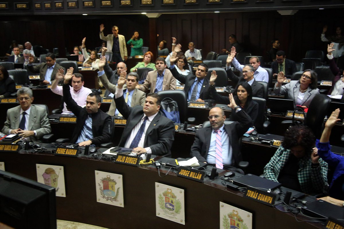 AsambleaVE's tweet photo. AN declara nulo decreto que otorga poderes plenipotenciarios al presidente de PDVSA. https://t.co/W6eIv3f83e https://t.co/ibC4EiLOvY