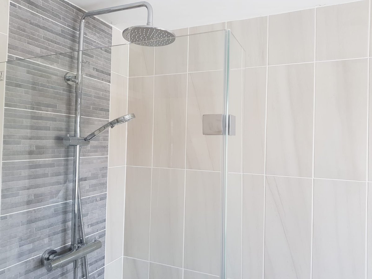 NichollsLtd's tweet photo. Small bathroom completed for customer with @BrittonBathroom basin unit and WC and @inaqua_itb shower over bath 👍 https://t.co/2lDPkoFbRb