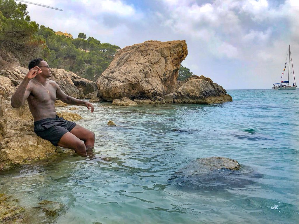 DeThompson9's tweet photo. Such a great time exploring the beautiful beaches of Mallorca. These last 10 months living in Spain has been unbelievable, such an amazing country with endless beauty. I’m so thankful for this blessing to be able to do what I love in a country like this!
💛🇪🇸❤️ https://t.co/aWVzuUAjlz