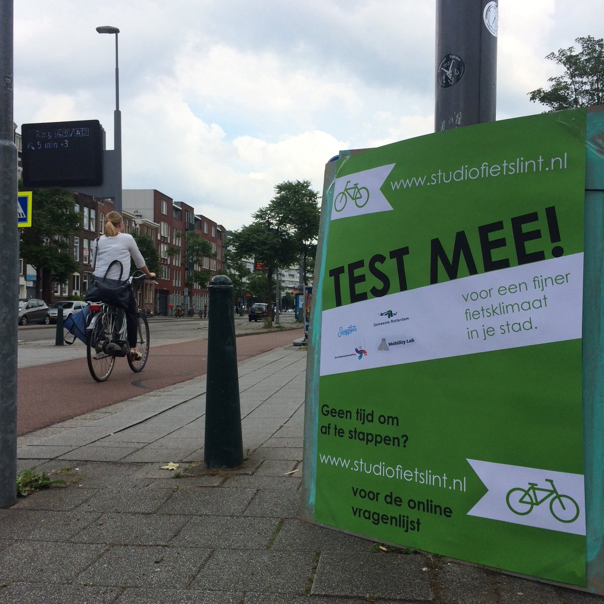 StudioFietslint's tweet photo. En wat vind jij, is rechts relaxter? We vragen het fietsers op de #Beukelsdijk @rotterdam. Kom ook langs of check https://t.co/81iZLOqZfC! #pilot #fietsen @fietsfan010 https://t.co/K2qOCFDcAg