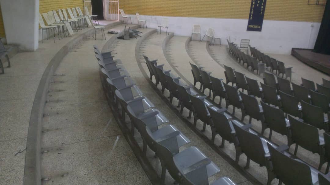 culturaUDOAnz's tweet photo. Así amaneció el AUDITORIO de nuestra Universidad de Oriente Núcleo de Anzoátegui https://t.co/jV4ajbuqBu