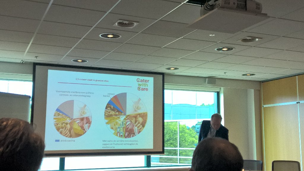 voedingindezorg's tweet photo. Fred Bergmans, Directeur @CarezzoNL, over ondervoeding bij thuiswonenden en #caterwithcare#healthfoodtech https://t.co/nne1n3syGH