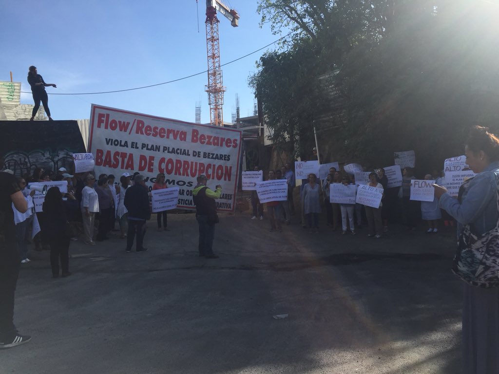 Vecinos_Bezares's tweet photo. No compres problemas, no apoyes #ilegalidades, No Compres #PROBLEMAS en #Flow #CarrMexTol2822 #LomasDeabezares, no queremos mas #CorrupcionInmobiliaria #MarchaVsFlow https://t.co/JMmBZSFyCx