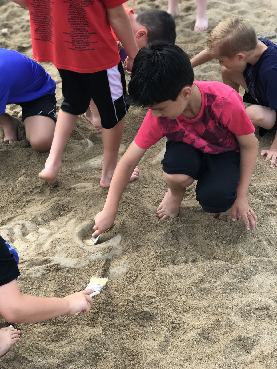 MrsWeldy's tweet photo. Digging for those dinosaurs bones! #bhes180daysoflearning https://t.co/CiGMteN57q