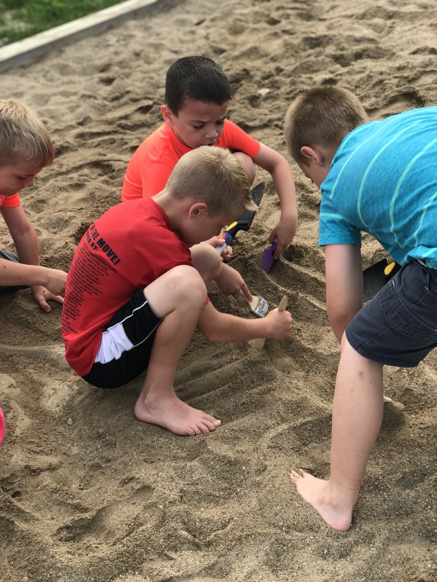 MrsWeldy's tweet photo. Digging for those dinosaurs bones! #bhes180daysoflearning https://t.co/CiGMteN57q