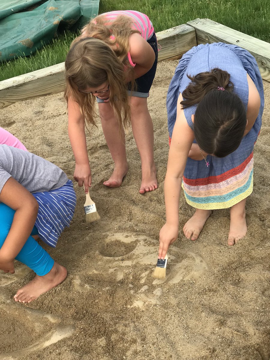 MrsWeldy's tweet photo. Digging for those dinosaurs bones! #bhes180daysoflearning https://t.co/CiGMteN57q