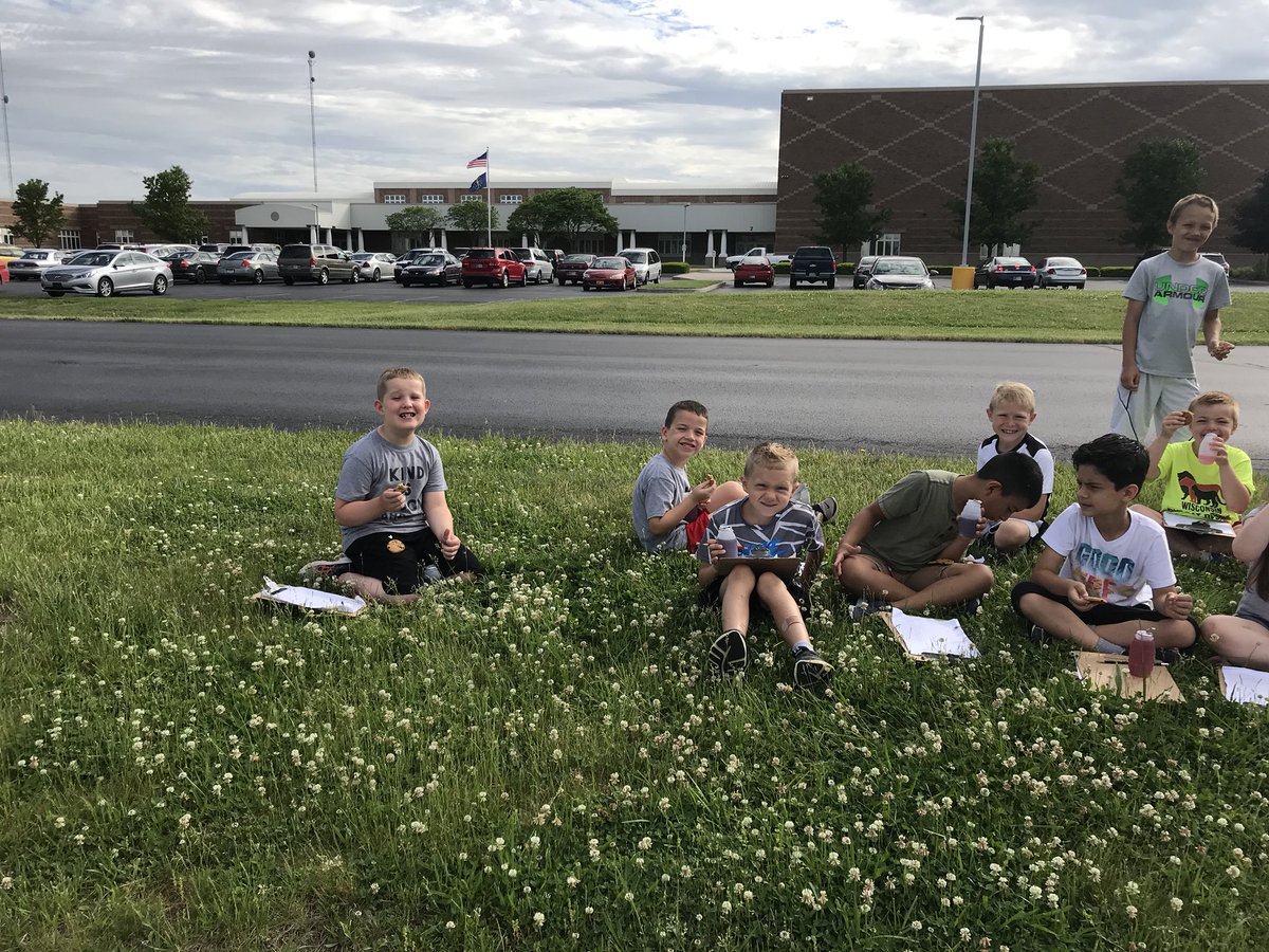 MrsWeldy's tweet photo. Gorgeous morning for a scavenger hunt around the school campus! #firstgrade #bhes180daysoflearning https://t.co/wkdAGWhUlD