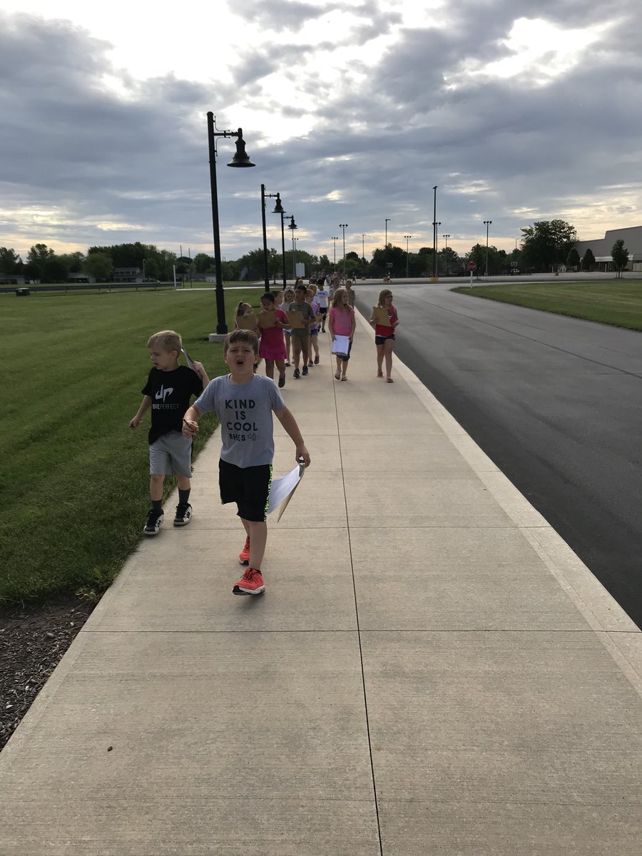 MrsWeldy's tweet photo. Gorgeous morning for a scavenger hunt around the school campus! #firstgrade #bhes180daysoflearning https://t.co/wkdAGWhUlD