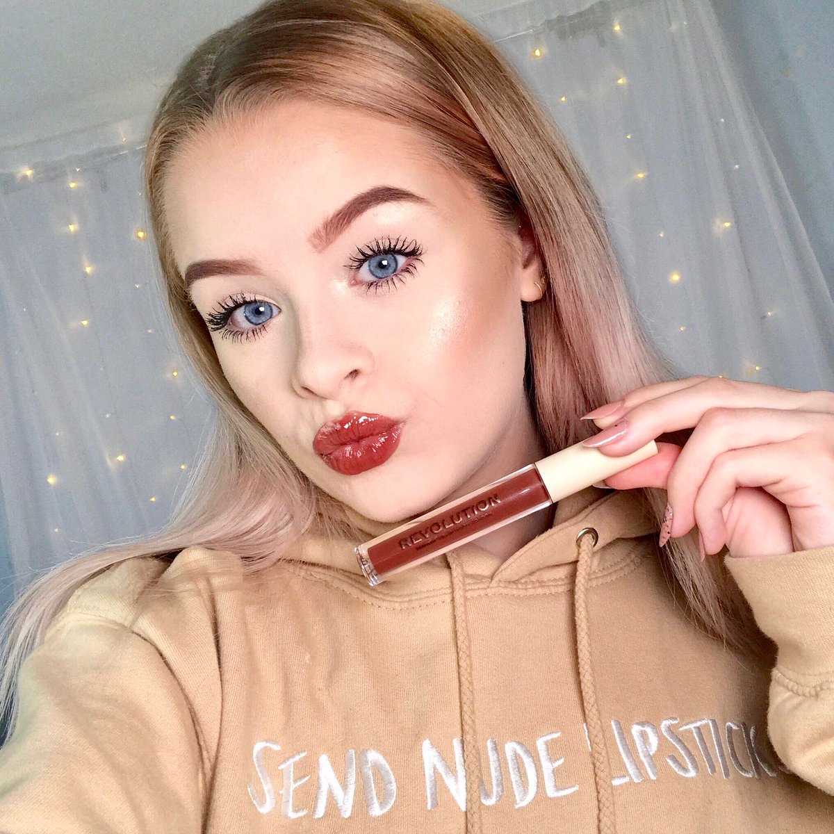 MakeupRevUSA's tweet photo. 💋👄 @sophdoesnails wears the shade 'Boudoir' from the NEW Nudes Collection. 👄💋💄Choose your shade, whatever the nude 👉🏽 https://t.co/k8HHfC4jHU

#nudescollection #crueltyfree #makeuprevolution #lipgloss #vegan #sophdoesnails https://t.co/YGOAbA0wta
