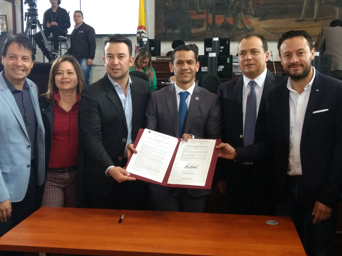 Jorgebta's tweet photo. Hoy el @ConcejoDeBogota envía nuevamente el proyecto que crea los lineamientos para la política pública de la bici para la firma del alcalde @EnriquePenalosa . Esperemos que NO lo vuelva a objetar y sigue pendiente el componente de participación que debe presentar ahora la Admón. https://t.co/uTCSuPBBCZ