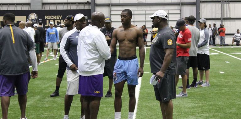 Sheadixon's tweet photo. One off the radar recruit that stood out to me: Zachary 2019 WR Khris Simmons. No college offers, but I bet that changes. Ran a 4.4 and hit 38-plus inches on his vertical jump.

More on Simmons in the camp wrap: (VIP) https://t.co/znJm7jtDzX https://t.co/BpKHHowjuu