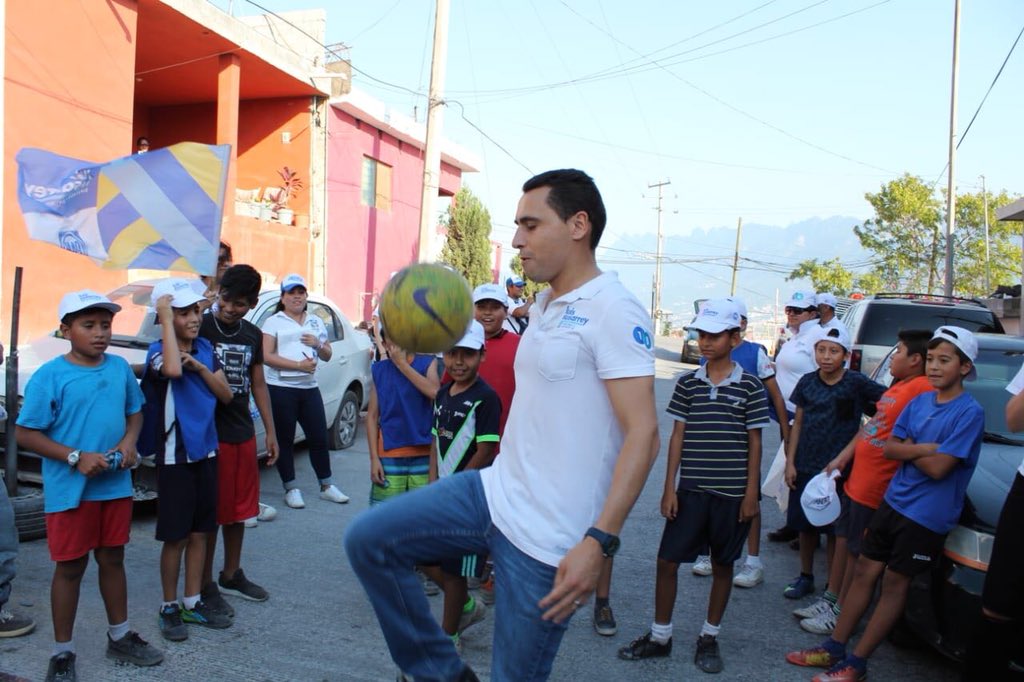 luissusarrey's tweet photo. Con mis vecinos de Santa Catarina disfrutando que ya se acerca el Mundial ⚽🏃🏻‍♂#Soydel18 https://t.co/axofdyS3la