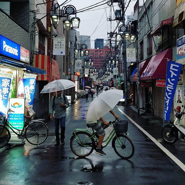 scalino's tweet image. Starting to feel a bit "local" in our Hatsudai hood! #tokyo #localstyle #hatsudai #raining #umbrella #cycle #street ift.tt/2J14wJT