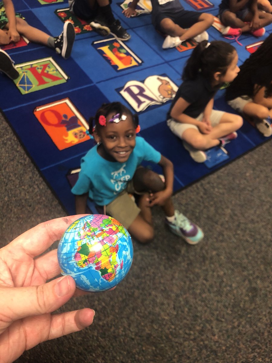 araedaniels's tweet photo. Thank you @SusanGronow for coming to be our mystery reader and sharing some mini worlds with us 🌎 #addingvalue @rameytylerisd @TylerISDSocStu https://t.co/8q9BoJN7Uc