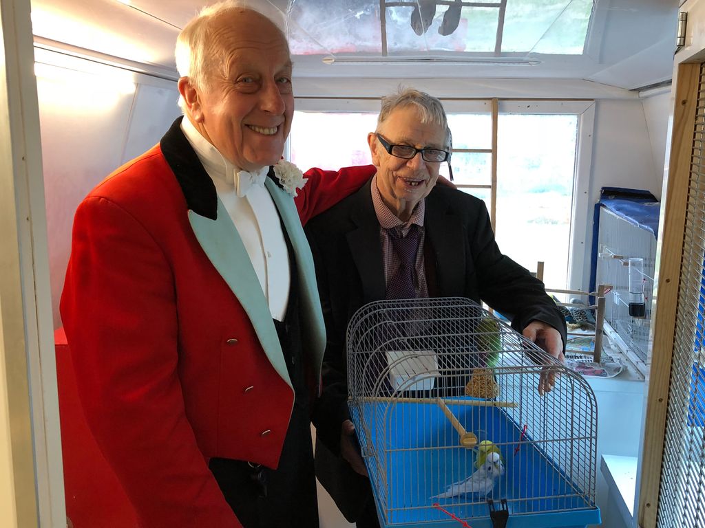We've arrived in Newcastle-under-Lyme (Philip Astley’s Birthplace) to celebrate #circus250! Today, Norman Barrett MBE retired budgie "Freddy Hal'penny" &amp; gave the bird to "Nello" (Neil Baldwin) the star of the wonderful film 'Marvelous'.
buff.ly/2H0Pylf