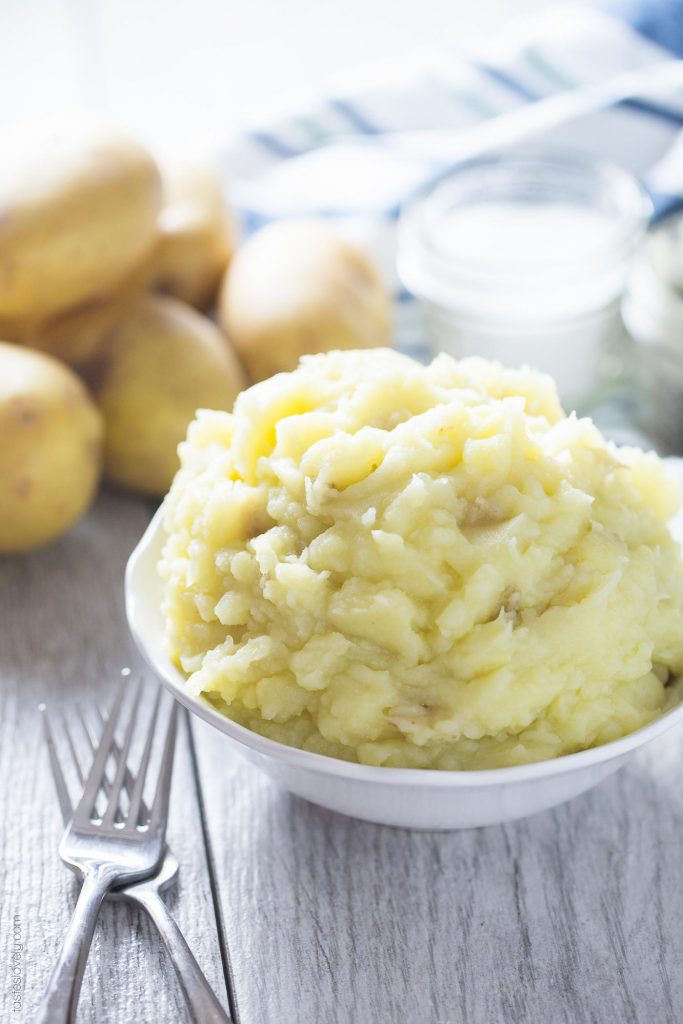 DietPro_metodo's tweet photo. Cuando se empieza una #dieta, uno de los primeros alimentos que se restringen son los hidratos de carbono, entre los que se encuentra la #patata. ¿Y a quién no le apetece uno de esos purés hechos a base de este tubérculo? 😋 Con DietPro es posible. Más info en nuestra #web https://t.co/mIietGONWo