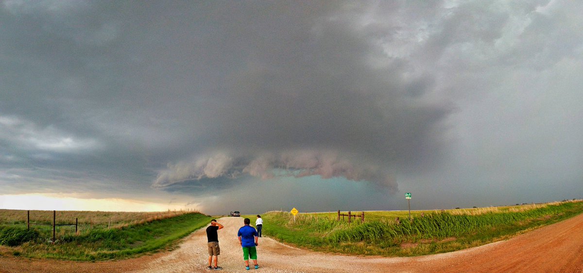 twstdbro's tweet photo. Chased this supercell #beast yesterday for a very long time. Beautiful structure finally on a storm. Here @StormChaseTV, @shannbil &amp; @SigTorTours are watching it approach. Shot N/W of Wanoka, OK. This produced a short rope just East of Wanoka later. #okwx #stormporn #weatherpic https://t.co/Epi1O0zYXx