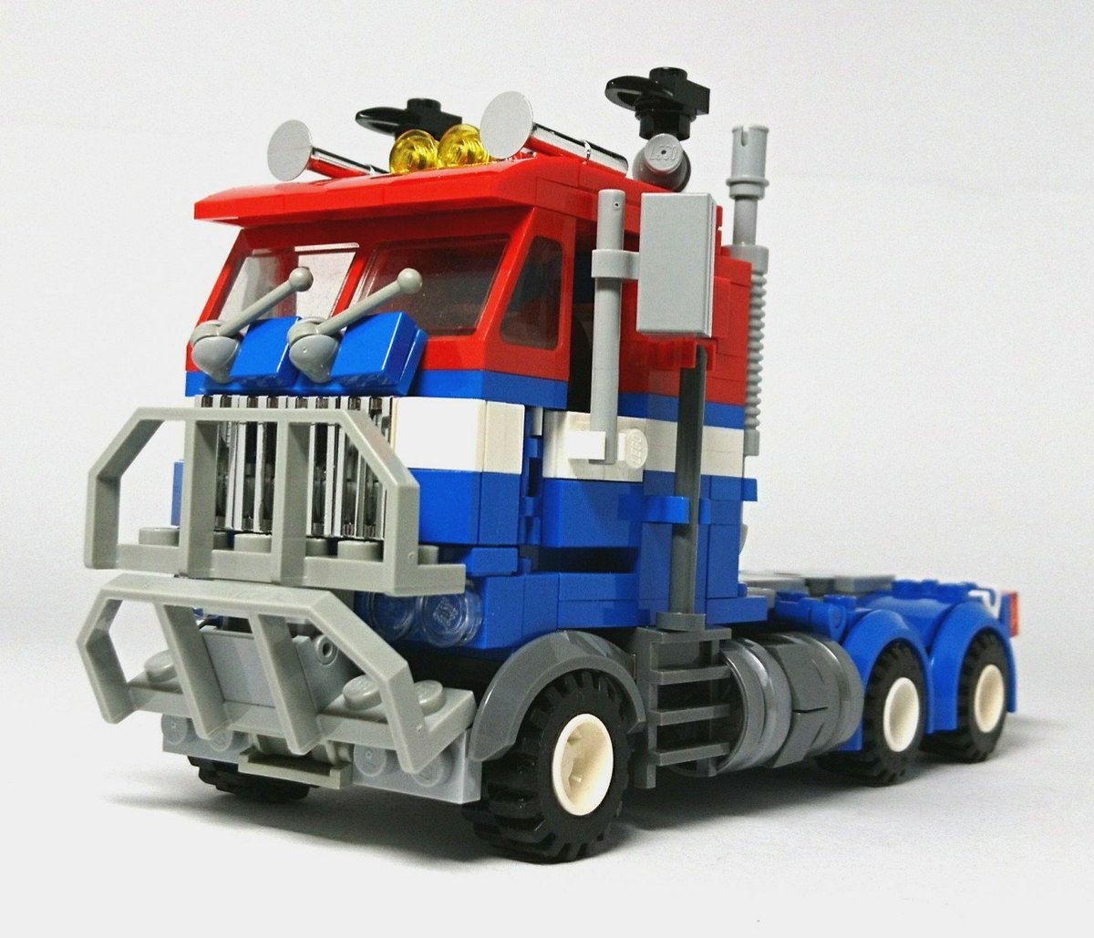 とにー A Twitter レゴでアメリカンなトレーラーヘッドをまた作ったよ 今回はボンネットのないキャブオーバー型にしてみた カラーリングは アメリカン国旗をイメージ なお変形はしませんので あしからず タグも作ったのでみんなもチャレンジしてみてね
