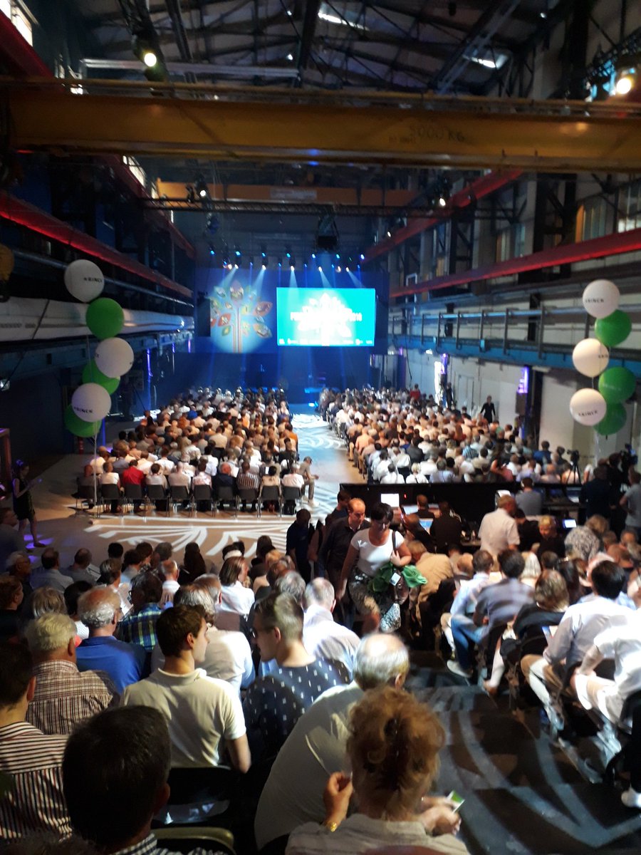 Aprilletje's tweet photo. Volle zaal! #pfd2018 1 op de 3 vrouwen is ontevreden over het uitgavenpatroon van hun man en 1 op de 4 mannen over dat van hun vrouw @FD_BNR_LIVE @BinckBank @HumbertoTan @NinaDungeon https://t.co/NmlwU2OEko