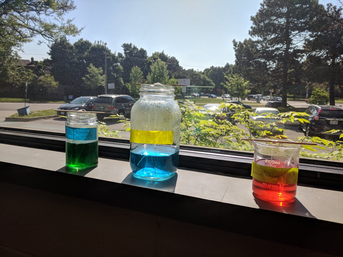 nicolestogaitis's tweet photo. Laboratoire de cristallisation en #sciences 7e. On attend de voir nous cristaux 👍 Super idée, Mme Poulin! #ebviamonde @NelsaBeites https://t.co/i6FSsl99l1